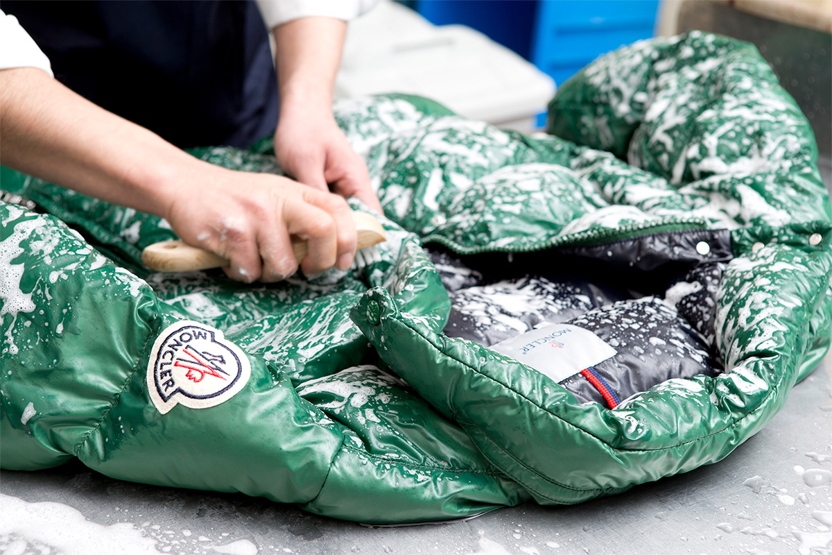 モンクレールダウンの光沢とボリュームがよみがえる！ はなこやのクリーニング実績紹介