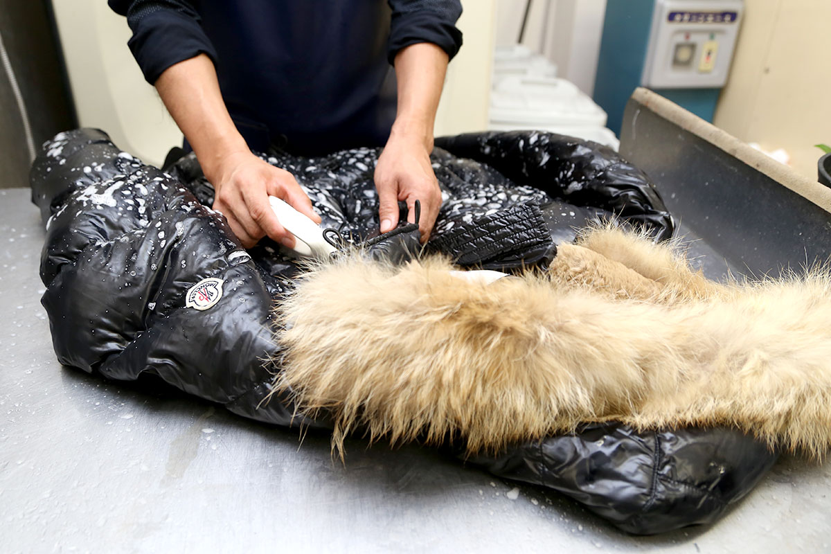 高級ダウンはドライNG？寿命を左右するクリーニングの選び方