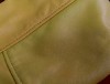 黄色の袖革ですが、画像のように縫い合わせた一枚の革だけ緑色っぽく変色してしまう
