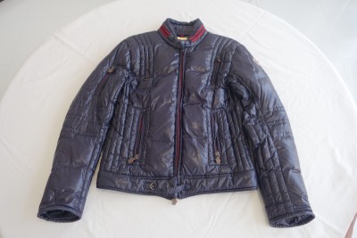 モンクレールダウンウェアMONESTIERのウェットクリーニングと袖口、焦げ穴補修