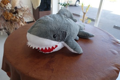 サメのぬいぐるみのほつれ補修