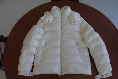 モンクレールダウンウェア【ARAVIS：白色】のウエットクリーニング