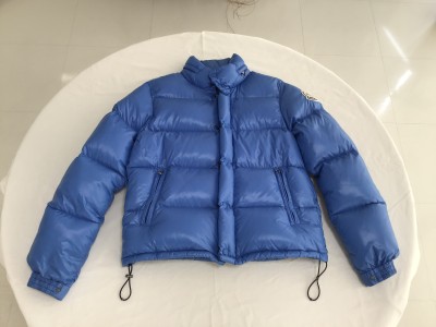 モンクレールダウンウェアEVERESTのウエットクリーニングと修理（両袖口ゴム交換+裾ドローコード交換）