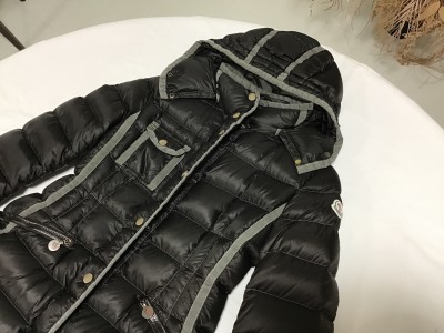 モンクレールダウンHERMINEのウェットクリーニングと染め替え（シルバーグレー⇒こげ茶）