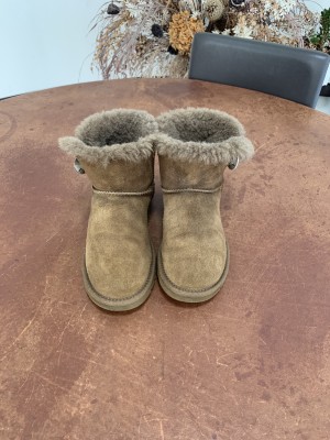 UGG  ムートンブーツのクリーニングと色素復元