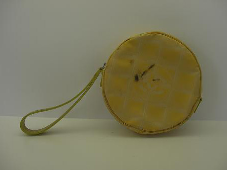 【Before】CHANELニュートラベルライン丸型ポーチのクリーニング