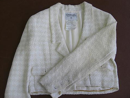 【Before】オフホワイトの色合いが全体的に黄ばんでかなりくすんでいる