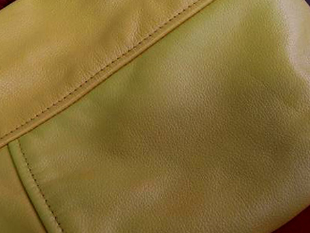 黄色の袖革ですが、画像のように縫い合わせた一枚の革だけ緑色っぽく変色してしまう