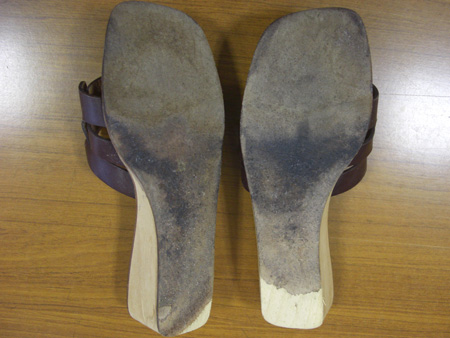 ウェッジヒールが削れている