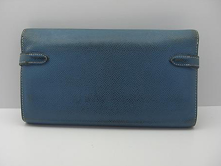 退色し黒ずんで見える