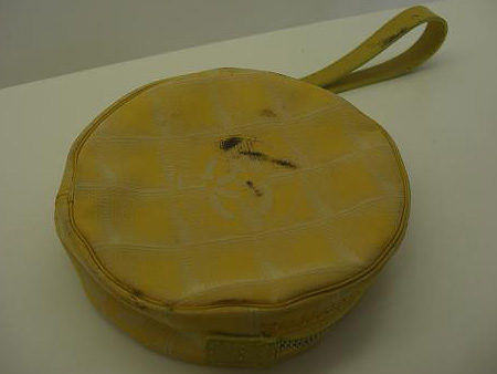 メガネケースの内側の劣化したものが付いた・恐らく、バッグの内側などのウレタン素材が劣化したベタツキと同じものが付着したと思われる