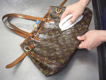 トリートメント成分を改良したことで現在ではヴィトンのヌメ革水洗い可能に