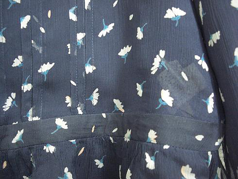 ブラウスをトリートメント剤に漬けこんで、繊維の滑りを良くした後にプレスで本来の楊柳生地に戻す