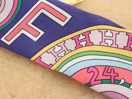 血液のシミは比較的簡単に除去できますが、シルク素材は擦れたりしますので、超音波で除去をする