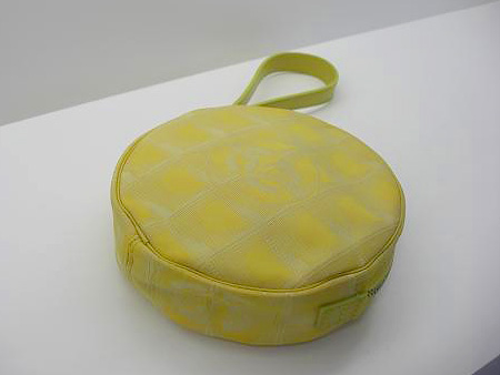 ベタベタしたバッグの中に財布などを入れたら、ベタツキが付着したようなことはございませんか。