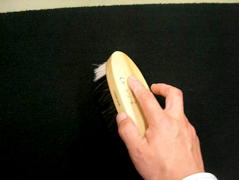 向きに沿って馬毛ブラシでブラッシング