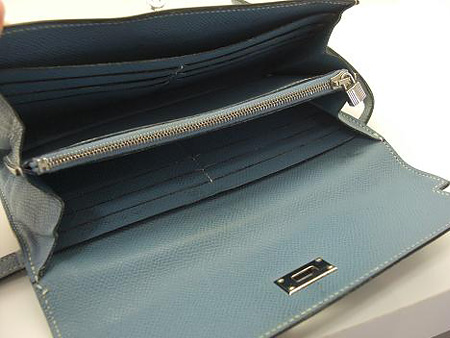 小銭入れなども黒くなりやすい