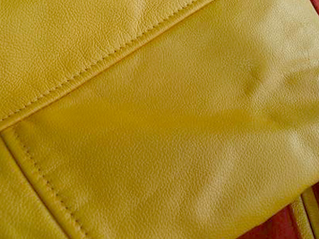 縫い合わせた革で左右の色合いやシワ感などが変わっていることがあるが、これは革の部位が違っていたり、革質が均一でないために染まり具合が微妙に変わることが原因