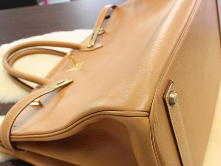 エルメスバーキンは専属スタッフが素材や色の特徴を引き出し、全体的なバランスや雰囲気を意識してケアいたします。