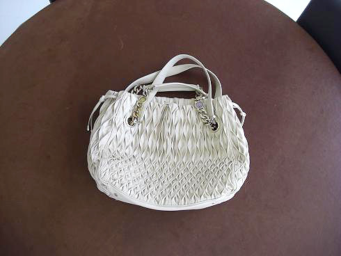 【After】レザーバッグの色移りやコバの剥がれなどは綺麗になります。