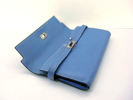 ステッチが白いのでステッチには色が乗らないようにスタッフの繊細な手作業でメンテナンス