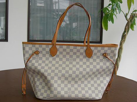 【After】梅雨の時期は特に湿気が多くカビが発生しやすいので、天気の良い日は陰干しをして湿気をとることをお勧めいたします。