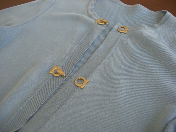 全体的に色褪せや黄ばみがあります。