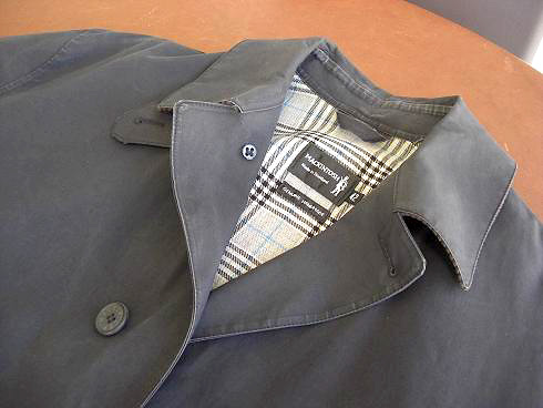 ゴム引き素材は通常のトレンチコートのように漬け込みによる全体染色ができませんので、部分的に染色補正