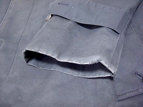 【Before】接着テープの剥がれとともに、長年の着用による袖口のスレがよく見受けられる