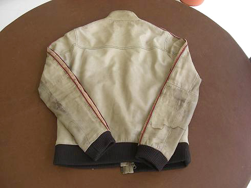 汚れや変色がかなりひどく、水洗いしてもあまり綺麗にはならない状況