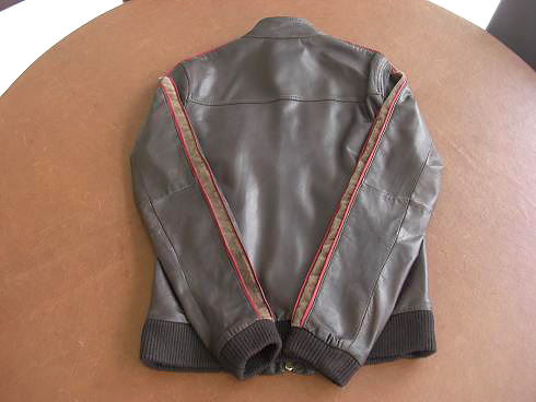 基本的には顔料染めでお直ししますが、ラムレザ―に限り染料で漬け込み染めができる