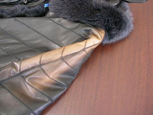 肩から腕にかけて日焼けによる変色。黒がベージュになるのは黒の中の赤みや青みが抜けた状態