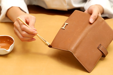 染色補色によりカビジミを目立たなくさせる