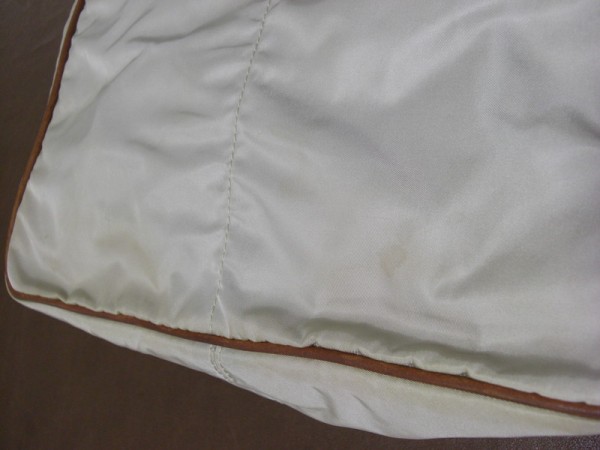 革から色が滲みナイロン地が黄色く