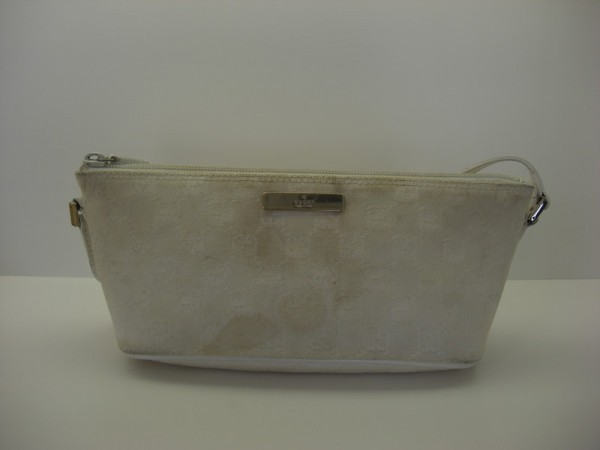 黄ばみのついたポーチ