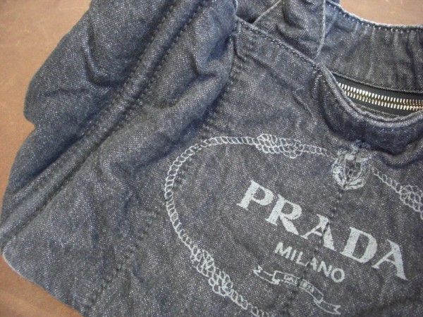 ご自宅で洗濯したところ、シワや型崩れが起こったようです。