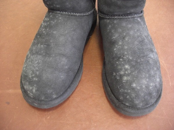 【Before】UGGブーツクラシック（黒）カビ除去です。